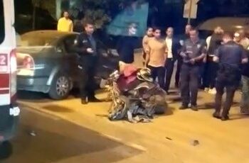 OTOMOBİLLE ÇARPIŞAN MOTOSİKLETLİ KURYE AĞIR YARALANDI