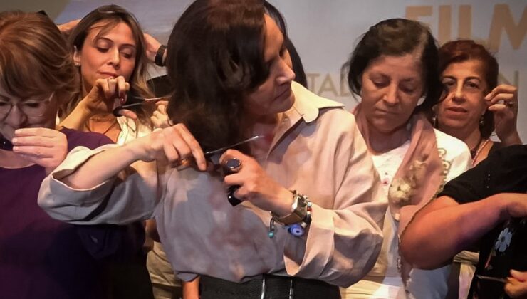 SAÇLARINI KESEREK DESTEK VERDİLER