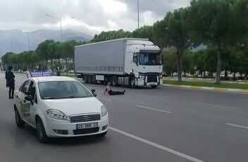Akan trafikte yola yatan avukat, kendisine yardım etmek isteyen kadına dehşeti yaşattı