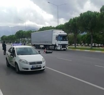 Akan trafikte yola yatan avukat, kendisine yardım etmek isteyen kadına dehşeti yaşattı