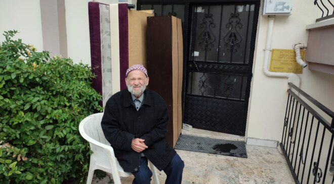 Engelli baba ve 7 kişilik ailesiyle emlakçı yüzünden yağmur altında sokakta kaldı