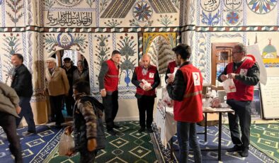 Kızılay asırlık camide kandil ikramında bulundu