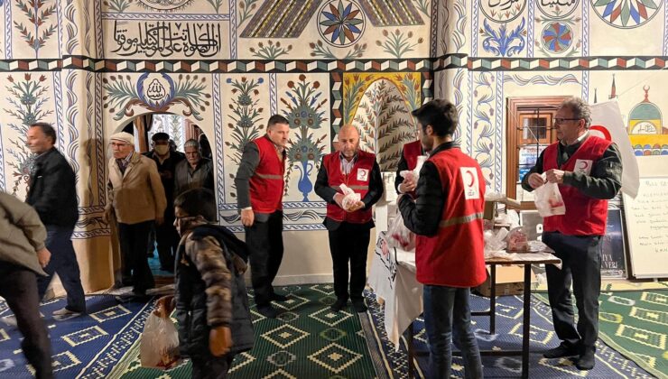 Kızılay asırlık camide kandil ikramında bulundu