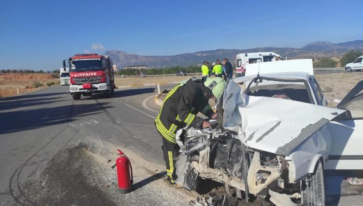 OTOMOBİL İLE TRAKTÖR ÇARPIŞTI: 5 YARALI