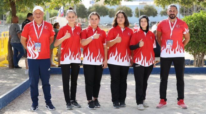 Avrupa şampiyonu genç kızlar çiçeklerle karşılandı