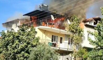 2 katlı evin çatı katı alevlere teslim oldu