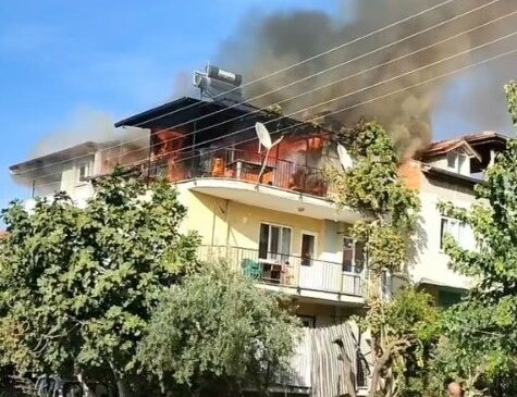 2 katlı evin çatı katı alevlere teslim oldu
