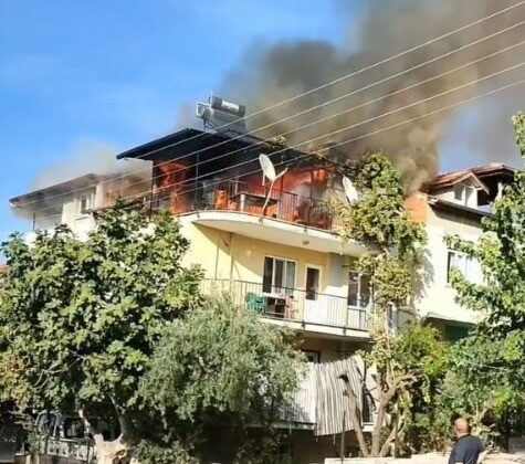 2 katlı evin çatı katı alevlere teslim oldu