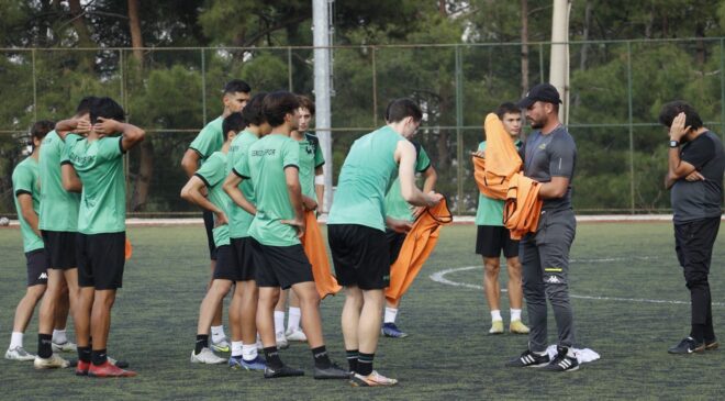 GENÇ HOROZLAR, 3 PUAN BEKLİYOR