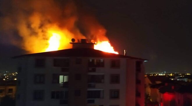 Çatıyı saran alevler apartman sakinlerine koru dolu anlar yaşattı