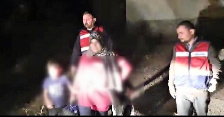 ÖZ ÇOCUKLARINI KAÇIRIP, FİDYE İSTETTİ