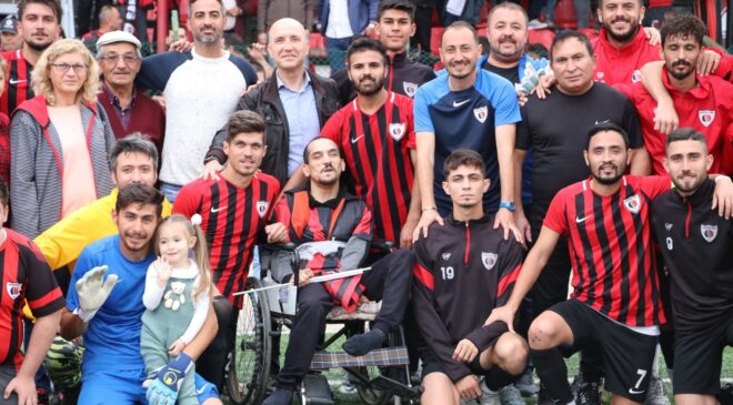 TAKIMINI YALNIZ BIRAKMIYOR