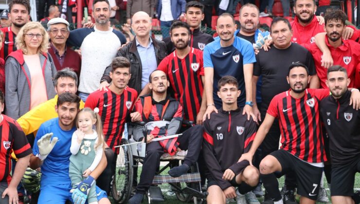 TAKIMINI YALNIZ BIRAKMIYOR