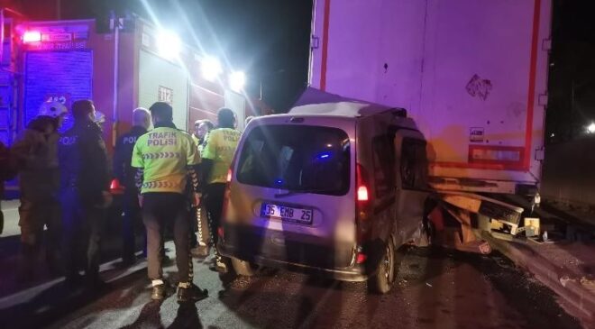 İzmir’de hafif ticari araç tıra ok gibi saplandı: 1 ölü