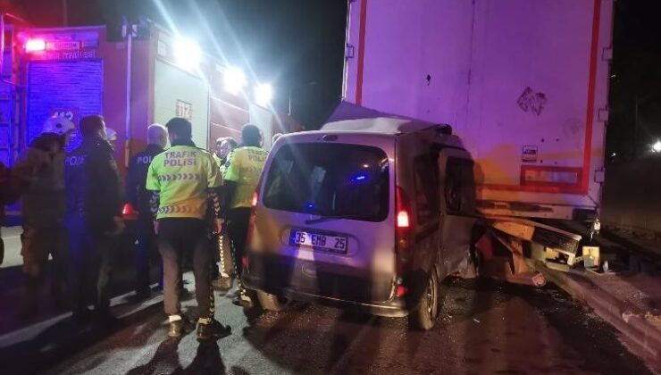 İzmir’de hafif ticari araç tıra ok gibi saplandı: 1 ölü