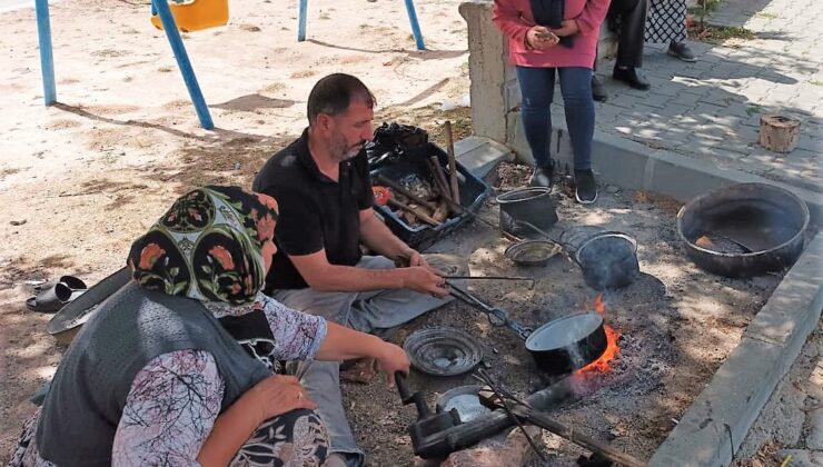 ŞEHİR ŞEHİR GEZEREK MESLEKLERİNİ YAŞATIYORLAR