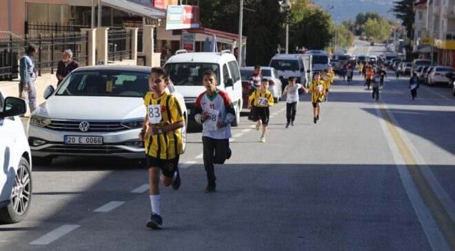 ÇAMELİ’DE CUMHURİYET KOŞUSU YAPILDI