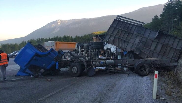 Yem yüklü tır ile kargo kamyonun çarpıştığı kazada sürücüler yaralandı
