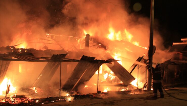 İki kardeşin bitişik haldeki evleri yangında tamamen kül oldu