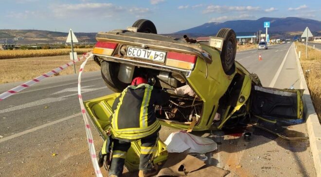 Kavşakta otomobille çarpışan araç takla attı: 2 yaralı