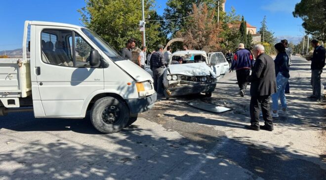 KAMYONETLE OTOMOBİL KAFA KAFAYA ÇARPIŞTI
