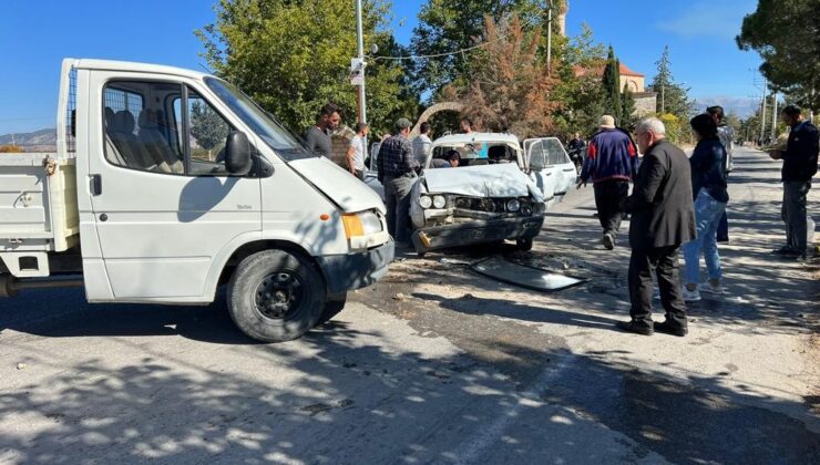 KAMYONETLE OTOMOBİL KAFA KAFAYA ÇARPIŞTI