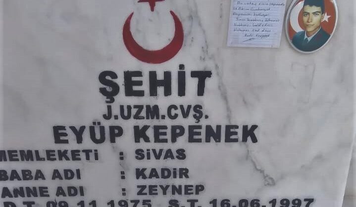 ŞEHİT ASKERİN MEZARINDAKİ NOT DUYGULANDIRDI