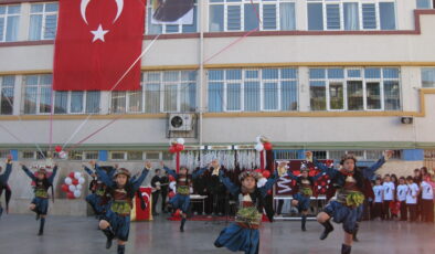 OKULLARDA BAYRAM COŞKUSU YAŞANDI