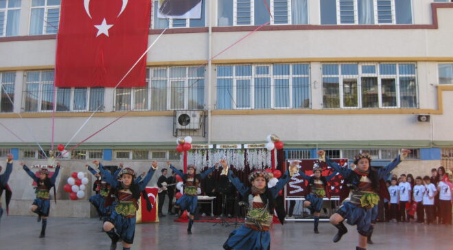 OKULLARDA BAYRAM COŞKUSU YAŞANDI