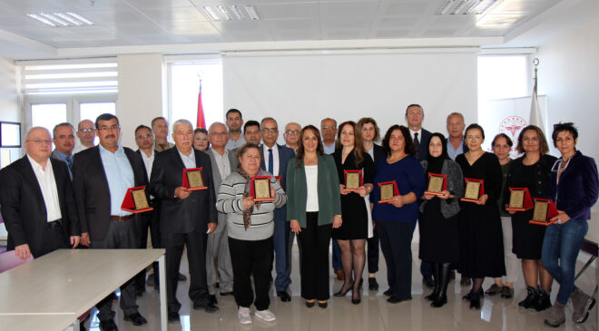 EMEKLİYE AYRILAN PERSONELE PLAKET VERİLDİ