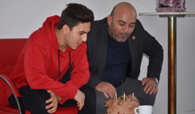 EREN’E SÜPRİZ KUTLAMA