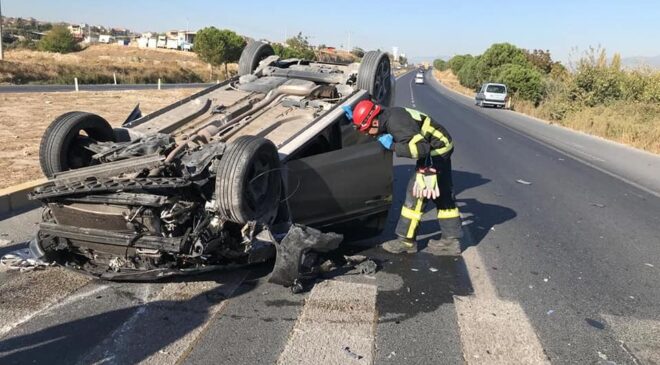 ÇARPIŞAN OTOMOBİLLERDEN BİRİ TAKLA ATTI: 2 YARALI