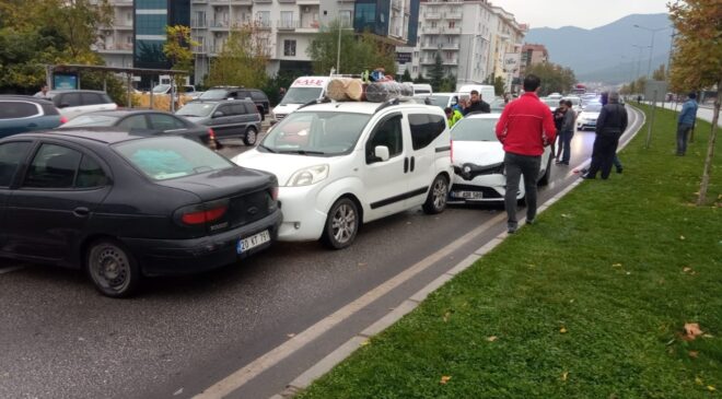 Denizli’de 8 aracın karıştığı zincirleme kazada 4 kişi yaralandı