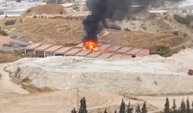 Alev alev yanan işyeri kullanılamaz hale geldi