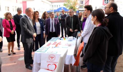 Yenilenen cihazları inceleyen Vali Atik, danışanlar tarafından hazırlanan sergiyi gezdi