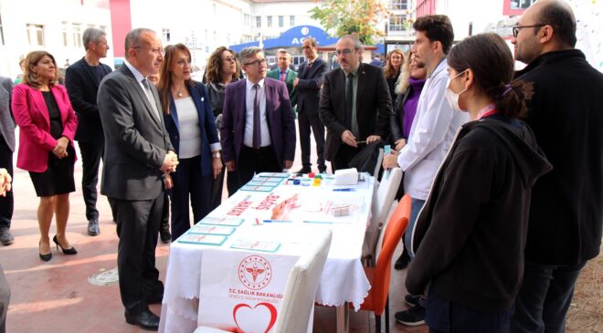 Yenilenen cihazları inceleyen Vali Atik, danışanlar tarafından hazırlanan sergiyi gezdi