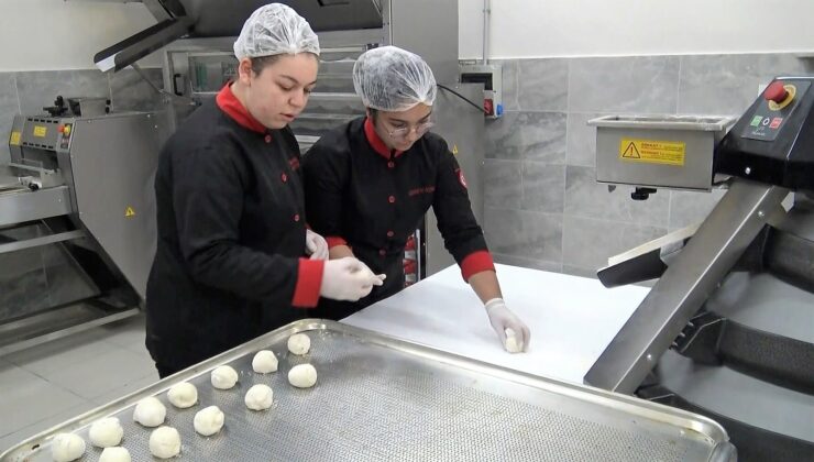 HEM ÜRETİP HEM İŞ ÖĞRENİYORLAR