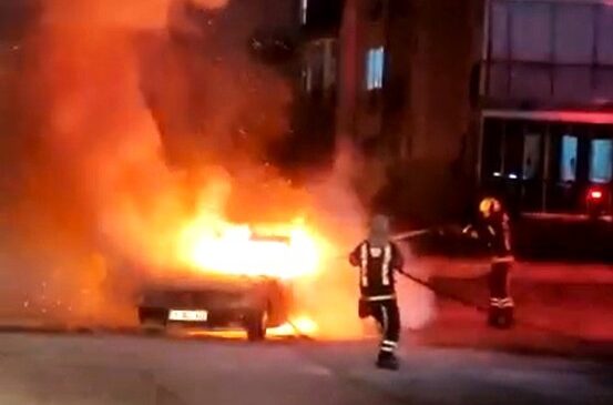 ALEV ALAN OTOMOBİL KULLANILAMAZ HALE GELDİ
