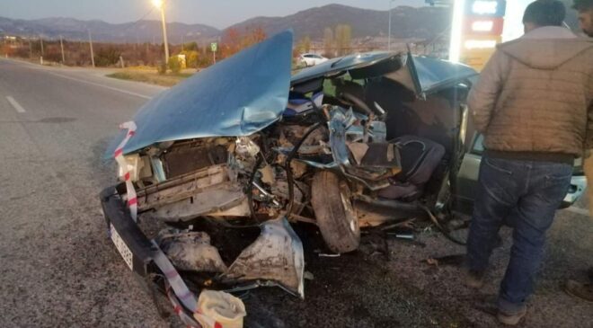 TOMRUK YÜKLÜ KAMYON OTOMOBİLLE ÇARPIŞTI; 2 YARALI