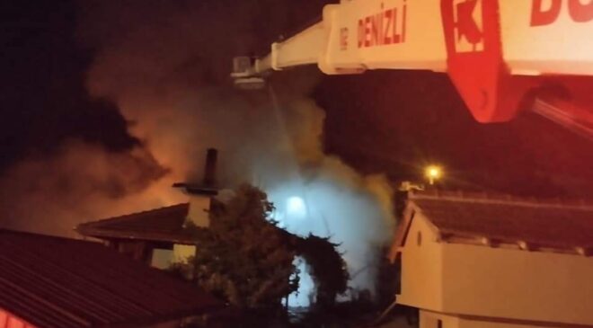 <strong>ALEVLERİN SARDIĞI EVİN ÇATISI KULLANILAMAZ HALE GELDİ</strong>