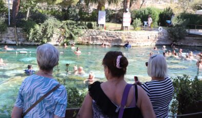Kilometrelerce yol gelen turistler Kleopatara’da şifa arıyor