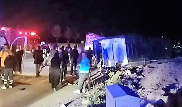 Yolcu otobüsü hafriyat kamyonuyla çarpıştı; 2’si ağır 12 yaralı