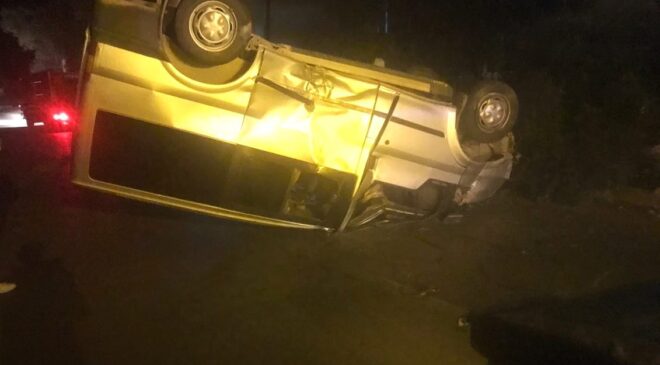 <strong>Takla atan minibüsteki 2 kişi yaralandı</strong>