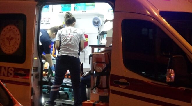 KARŞIDAN KARŞIYA GEÇMEYE ÇALIŞAN 2 GENÇ KIZA OTOMOBİL ÇARPTI