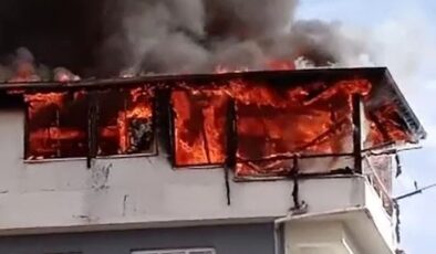 <strong>Apartmanın çatısı alevlere teslim oldu</strong>