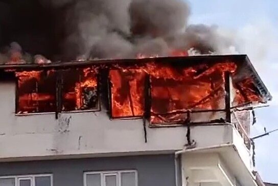 <strong>Apartmanın çatısı alevlere teslim oldu</strong>