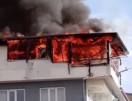 <strong>Apartmanın çatısı alevlere teslim oldu</strong>