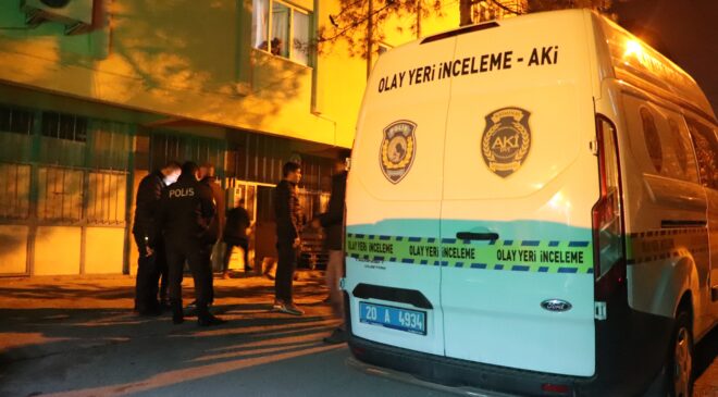 Önce karısının boğazını kesip öldürdü, sonra bileklerini kesip intihara kalkıştı