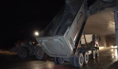 DAMPERİ AÇIK UNUTUNCA KÖPRÜYE TAKILIP KALDI