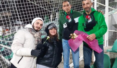 DENİZLİSPOR’UN KADIN TARAFTARLARINA KARANFİL DAĞITILDI